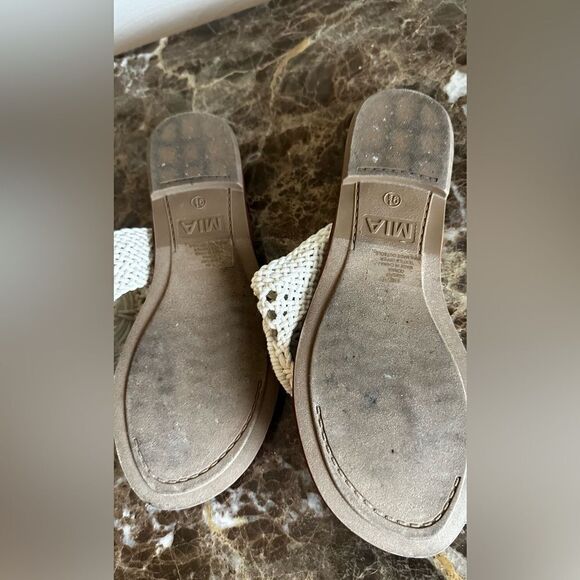 MIA-Women's 9.5 Ivory Color Crochet Flat Thong Sandals w/Beautiful Design - Picture 3 of 4